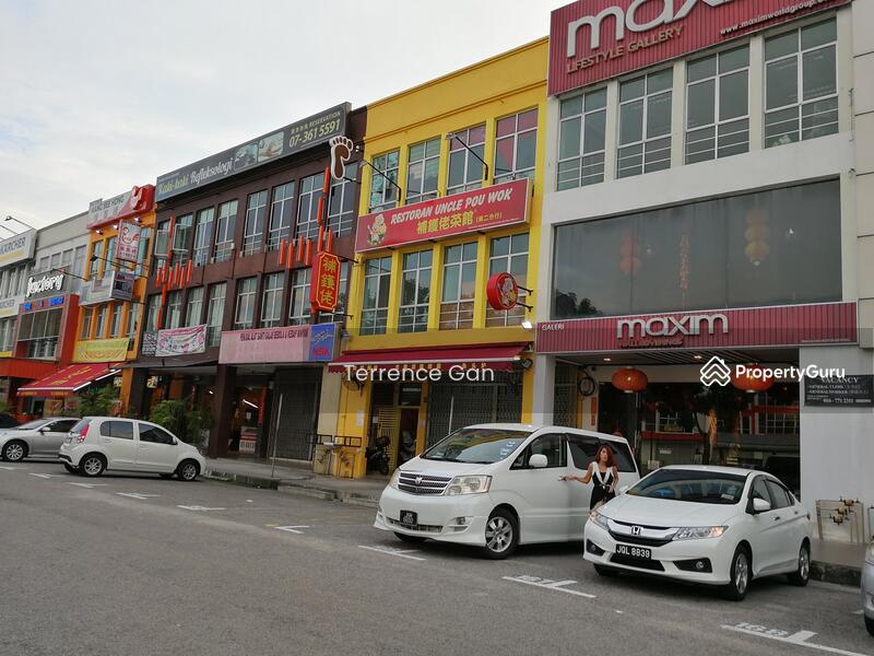 MOUNT AUSTIN AUSTIN HEIGHTS 3 STOREY SHOP FACING MAIN ROAD NEAR